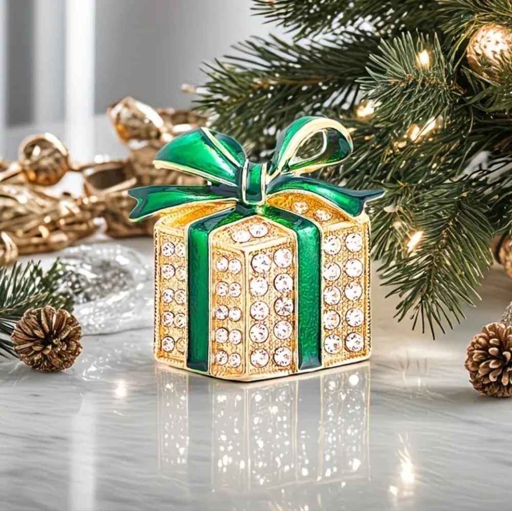 🆕️🎄🎁 GREEN ENAMEL & RHINESTONED CHRISTMAS PRESENT GIFT BROOCH PIN 🎁🎄